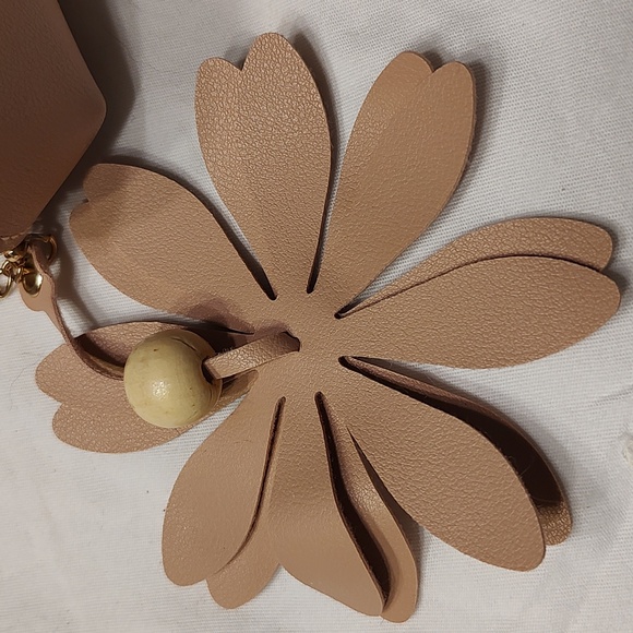 Shein pink coin purse with flower shaped tassel - Picture 2 of 6